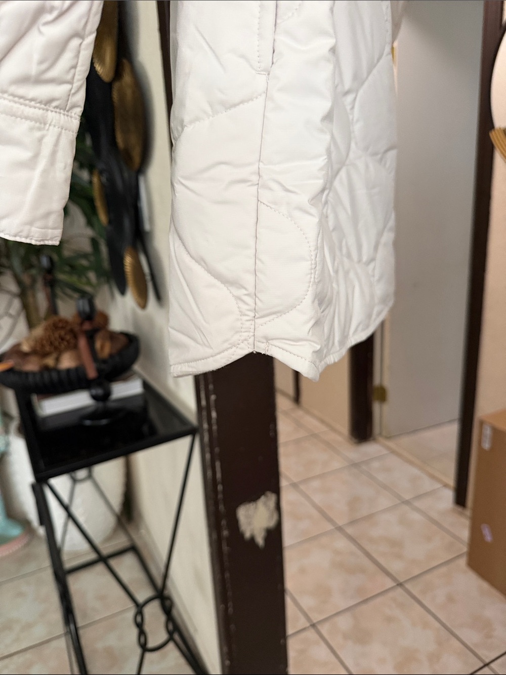 Nike Women's Light Cream Quilted Puffer Shacket - Picture 6 of 6